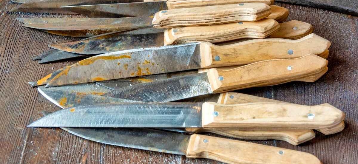 Handcrafted Damascus hunting knife trending in 2025